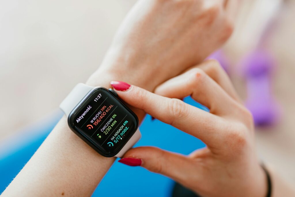smartwatch quadrado no pulso de uma mulher